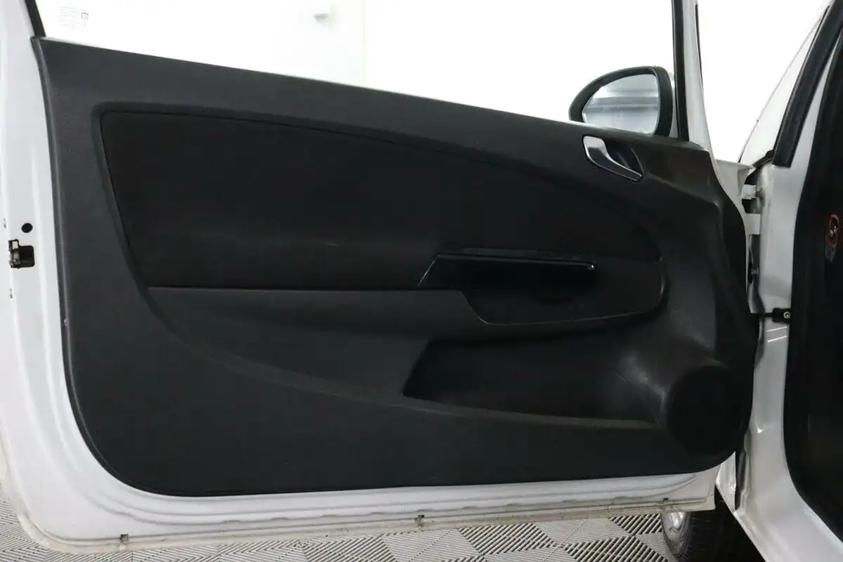 2011-vauxhall-corsa-12-excite-3d-big-40
