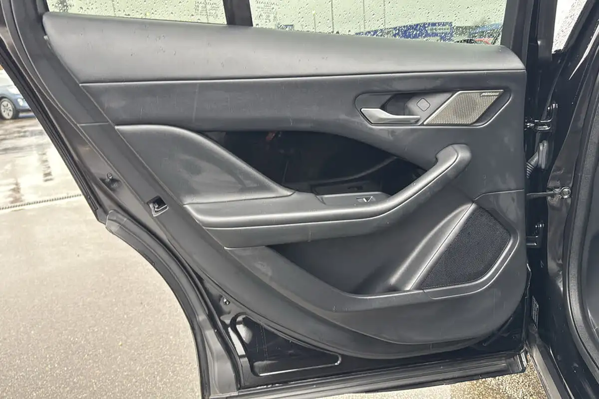 2021-jaguar-i-pace-ev400-black-big-28