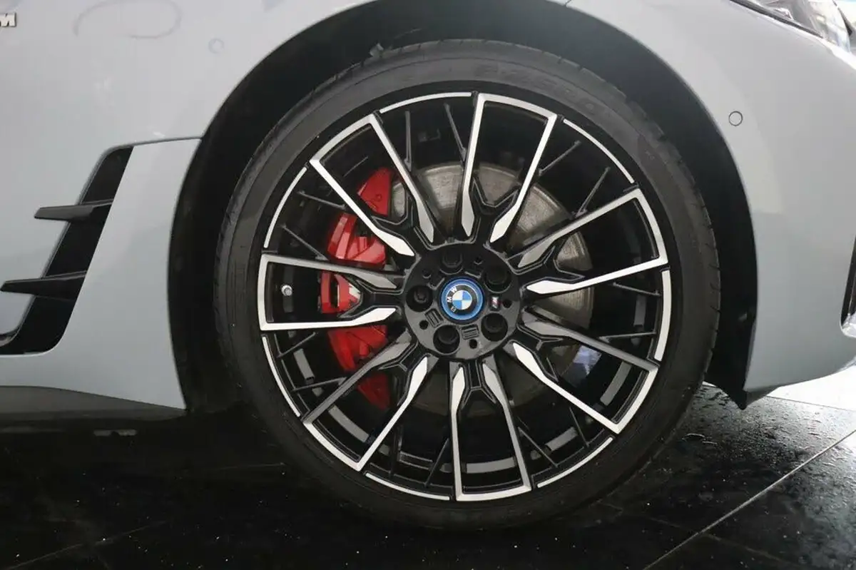 2023-bmw-i4-e-m50-big-46