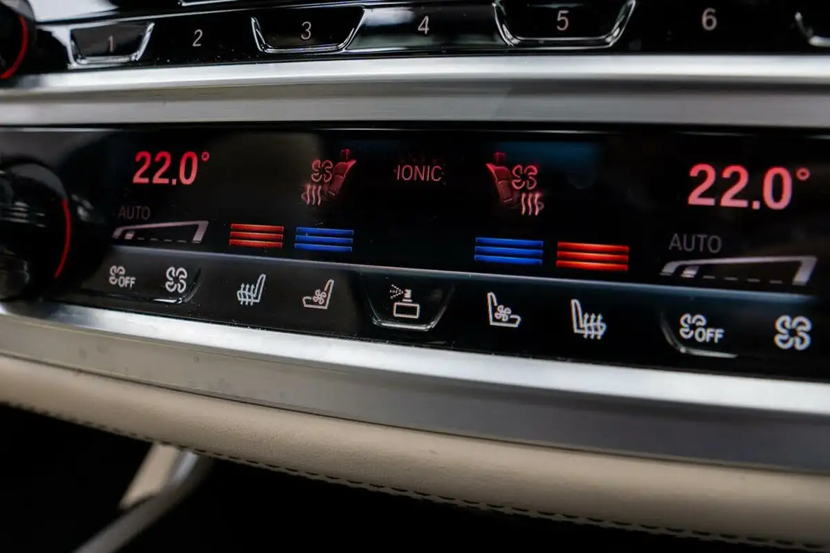 2020-bmw-7-series-66-m760li-big-32