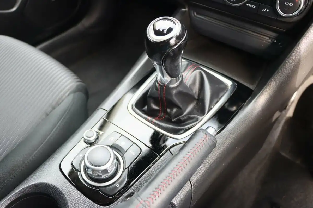 2015-mazda-mazda3-20-sport-nav-120ps-hatchback-5d-big-20