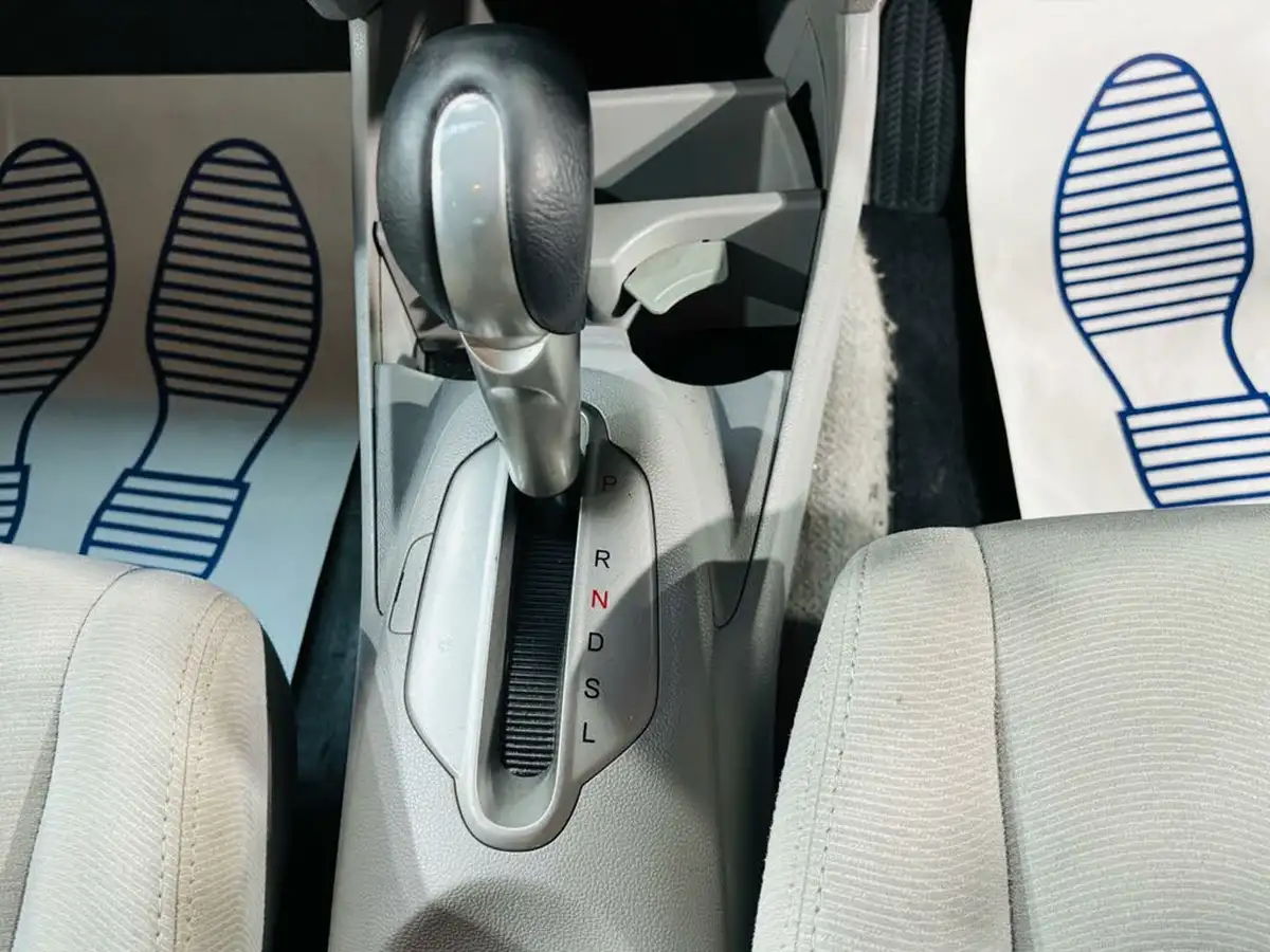 2011-honda-insight-13-se-big-14