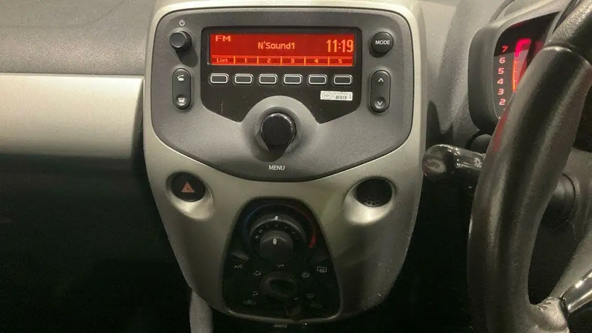 2017-toyota-aygo-10-vvt-i-x-play-71bhp-5d-big-10