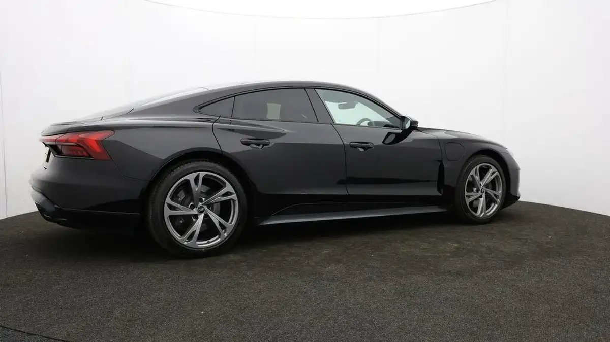 2023-audi-e-tron-gt-e-big-32