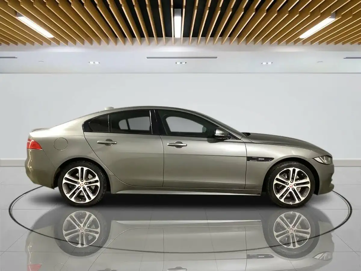 2019-jaguar-xe-big-6