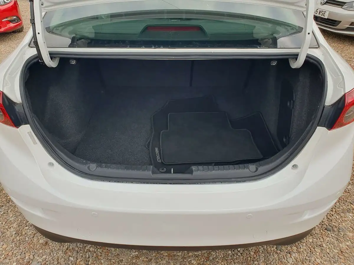 2015-mazda-mazda3-20-se-l-fastback-4d-big-10
