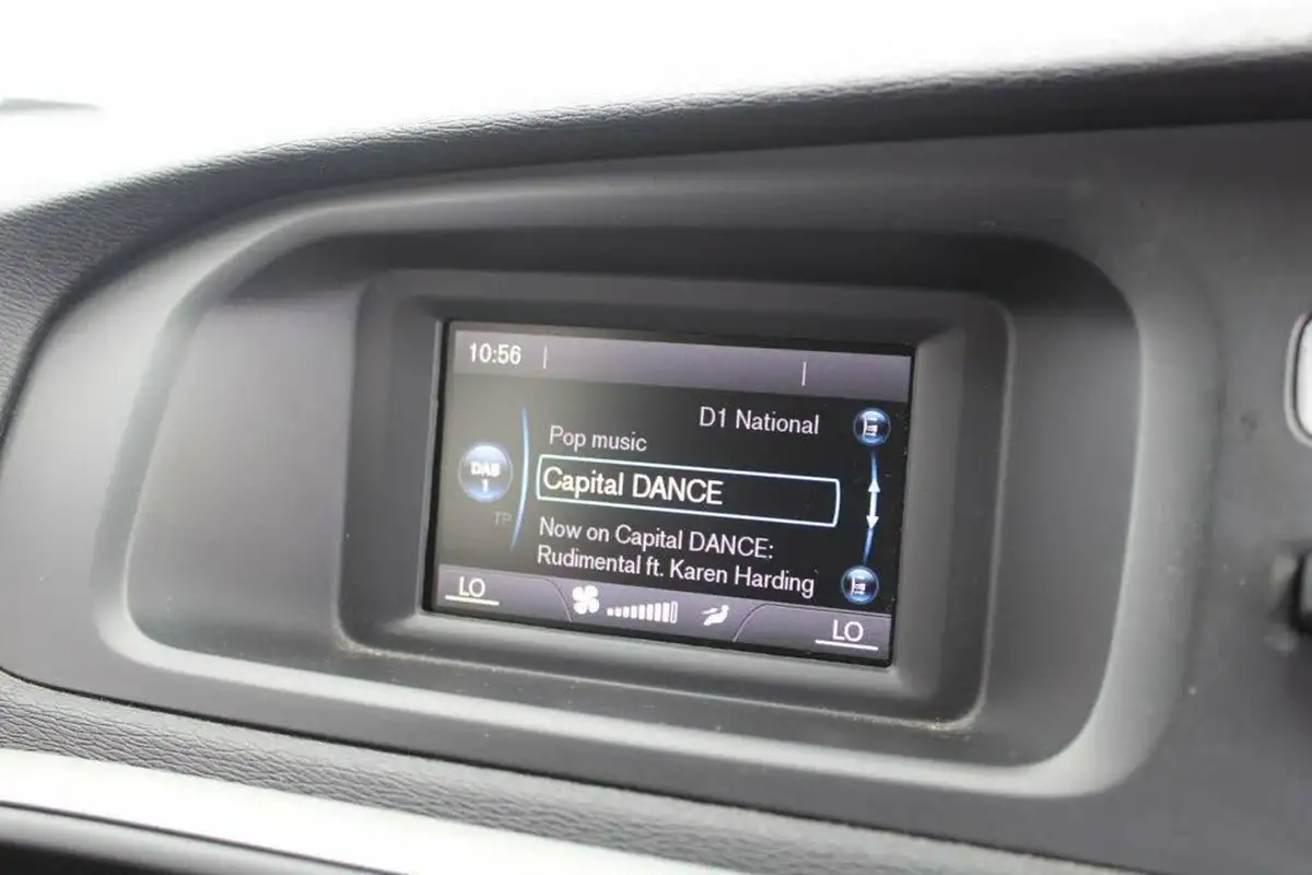 2013-volvo-v40-16-t2-es-big-26