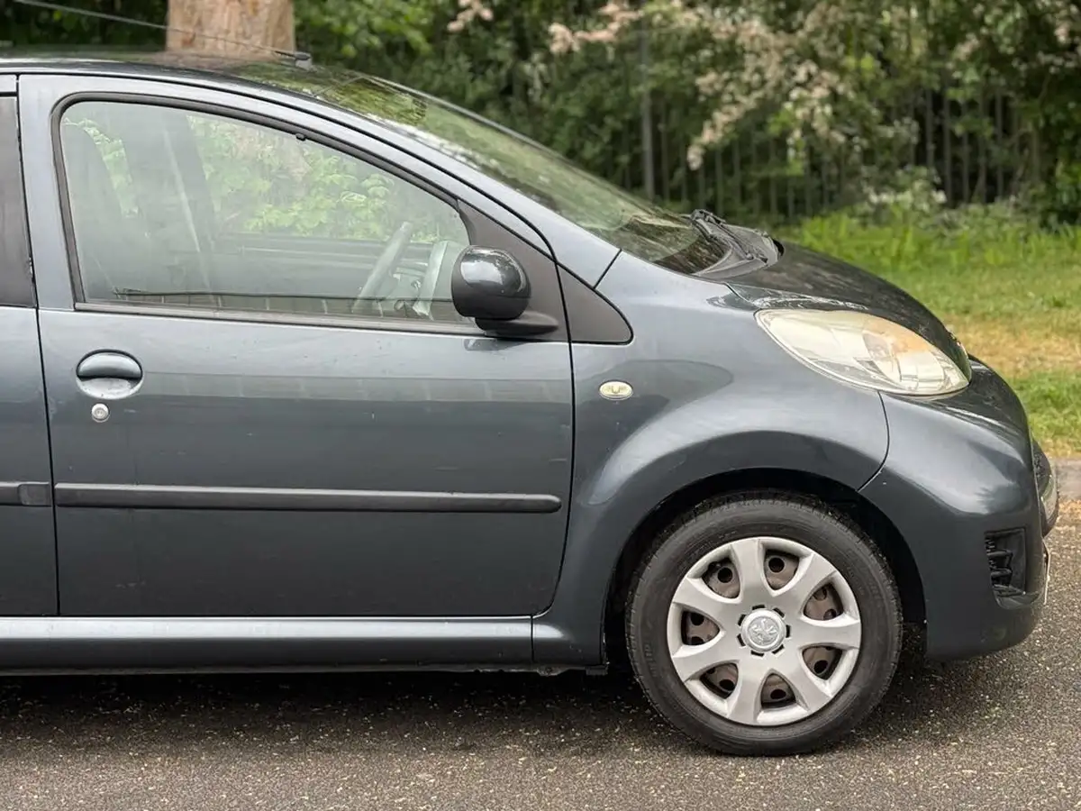2012-peugeot-107-10-urban-5d-big-19