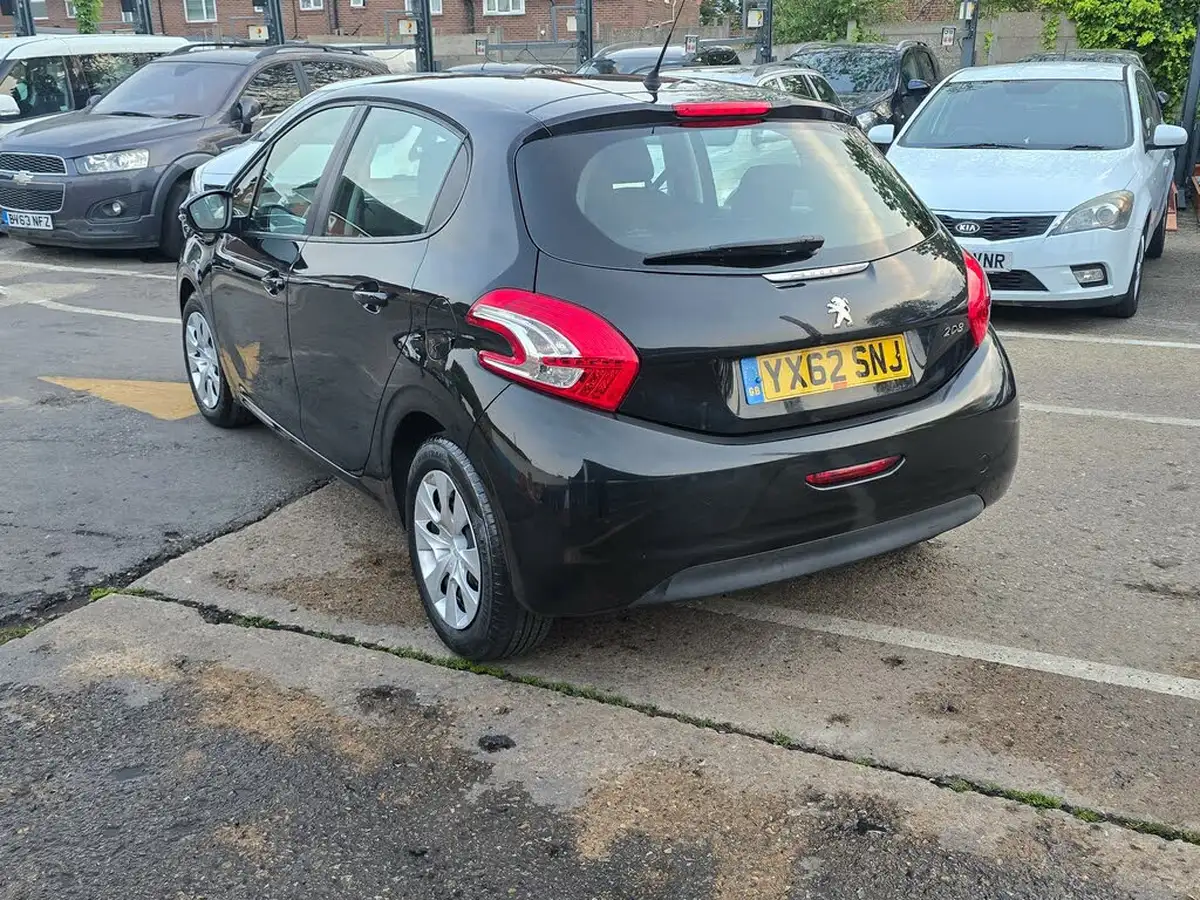 2012-peugeot-208-12-access-5d-big-11