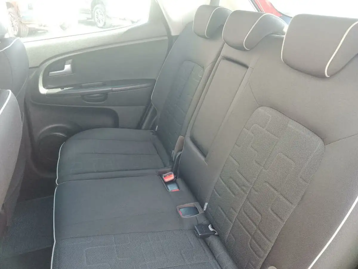 2012-kia-venga-16-2-big-19