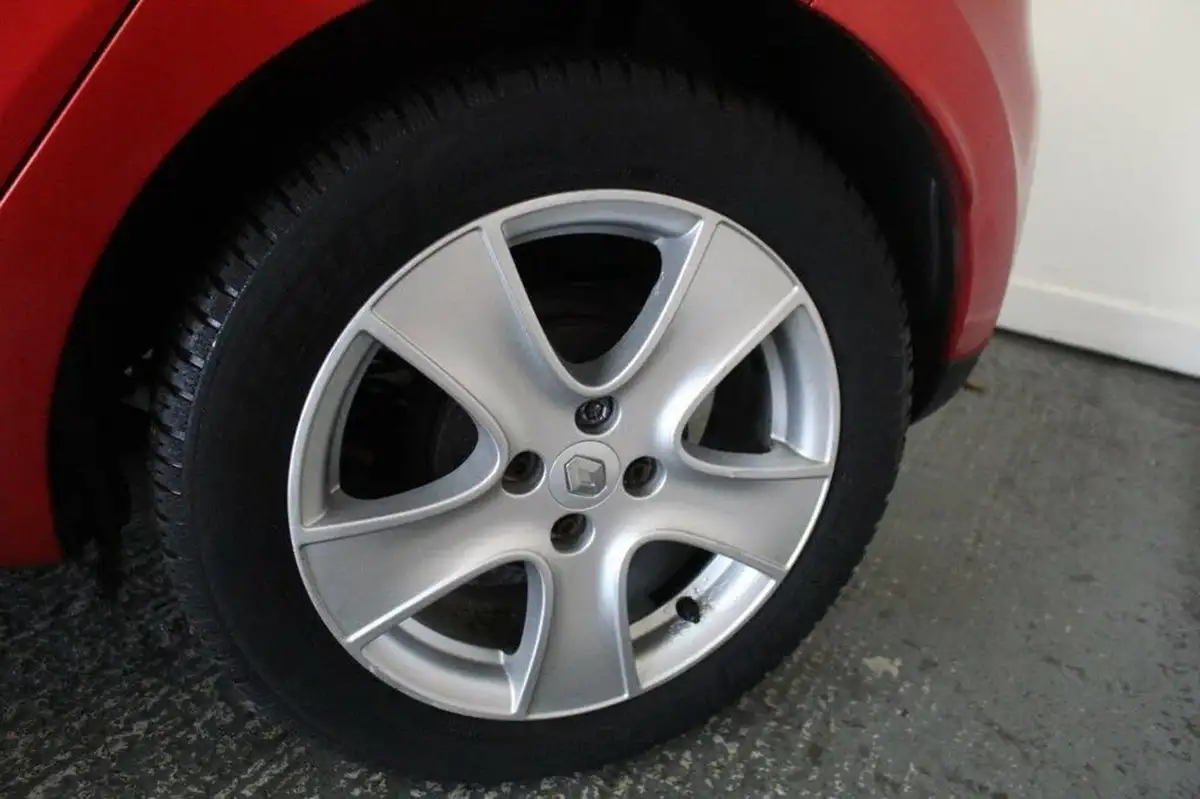 2015-renault-clio-12-dynamique-nav-big-40