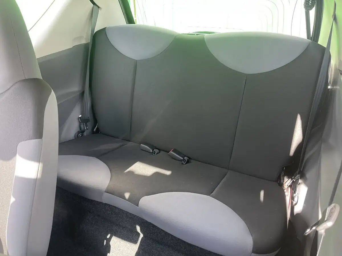 2012-peugeot-107-10-urban-lite-big-11