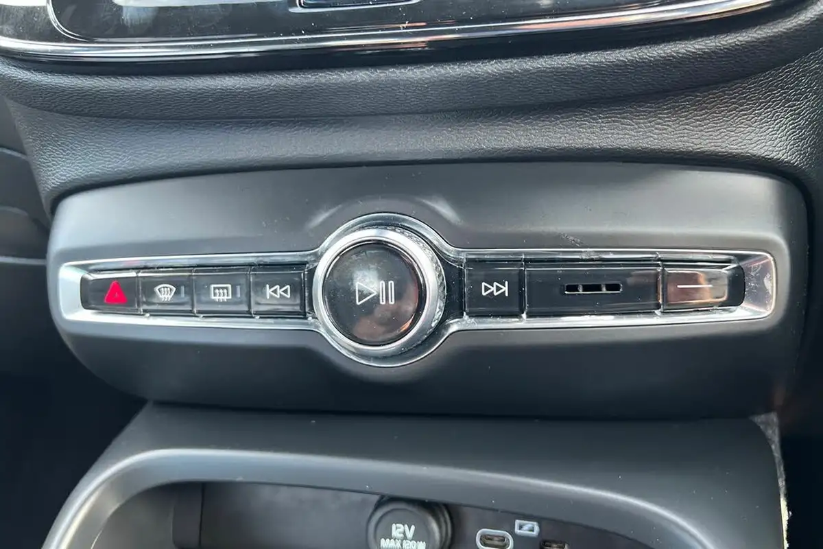2022-volvo-xc40-20-b3-core-big-13