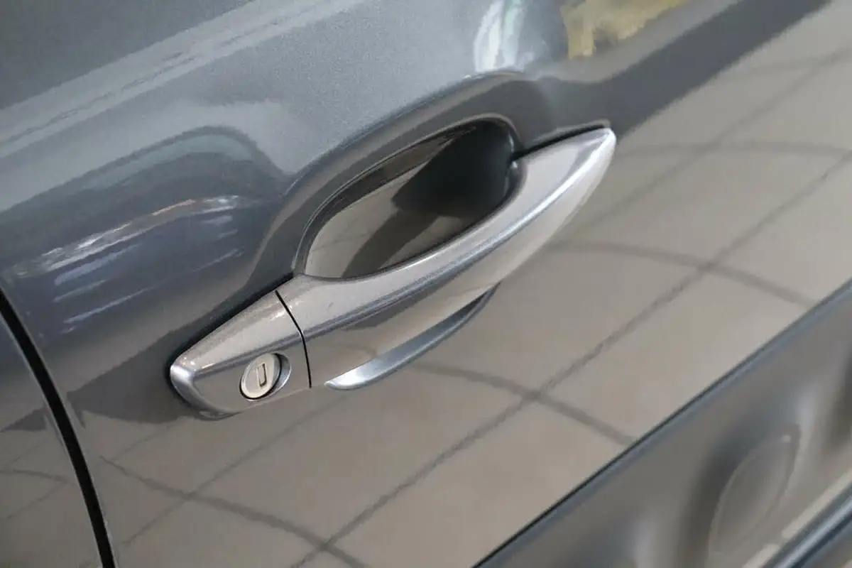 2018-citroen-c3-12-puretech-flair-110ps-ss-eat6-big-73