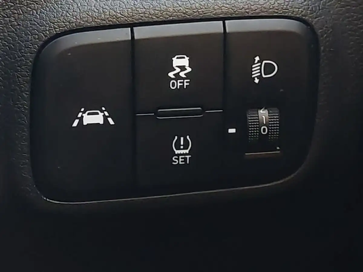 2022-hyundai-i10-12-premium-auto-big-15