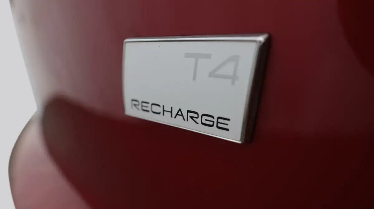 2022-volvo-xc40-15-t4-r-design-big-21