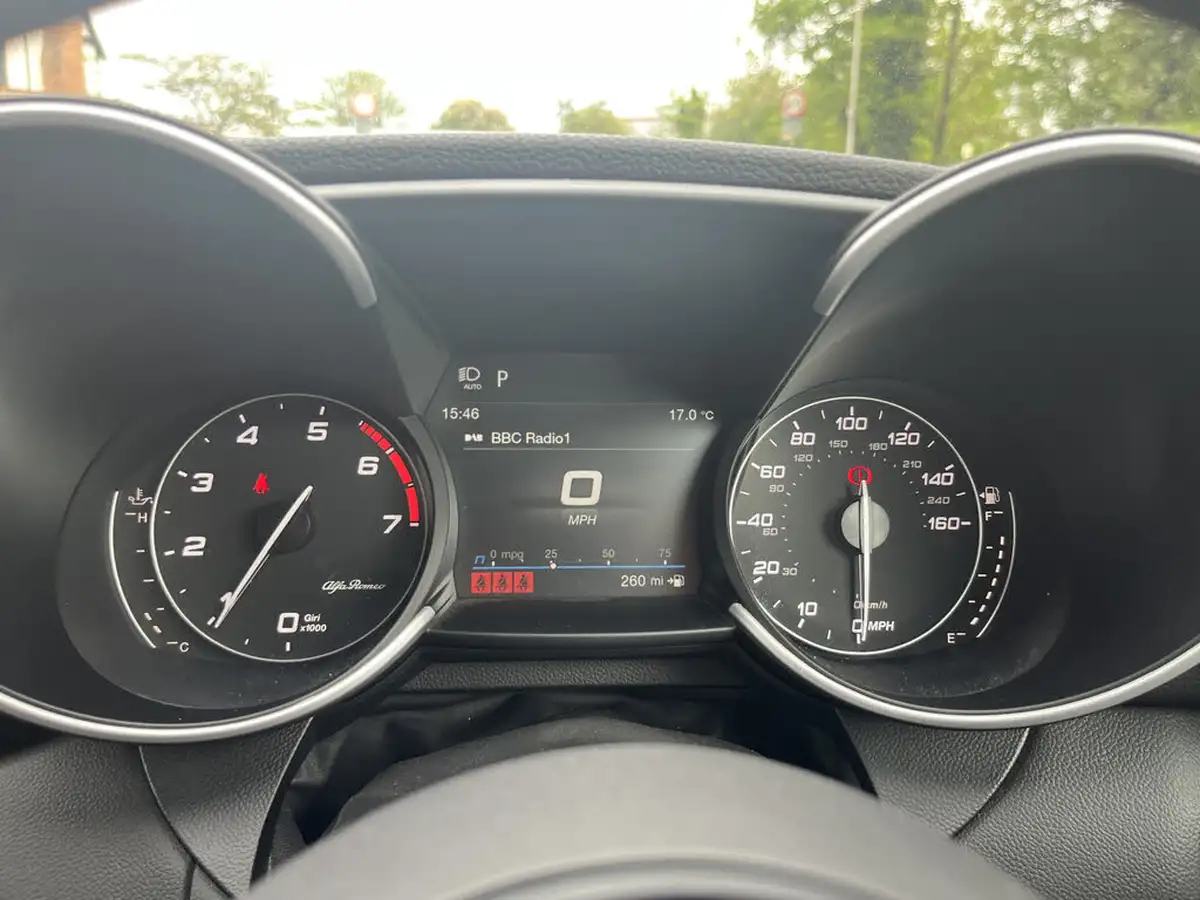 2022-alfa-romeo-giulia-20-veloce-big-28