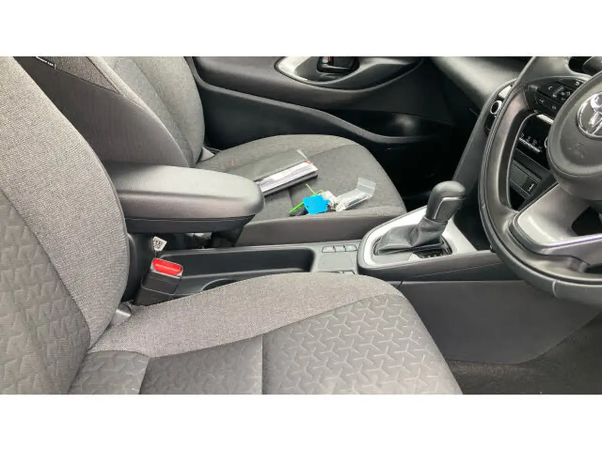 2023-toyota-yaris-cross-15-vvt-i-icon-big-31