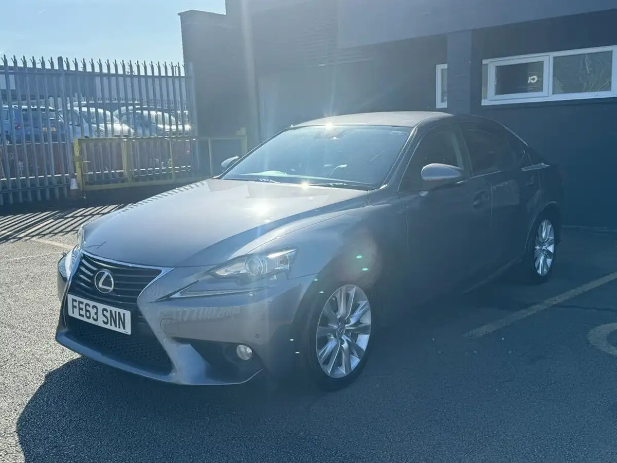 2013-lexus-is-300h-25-luxury-big-2