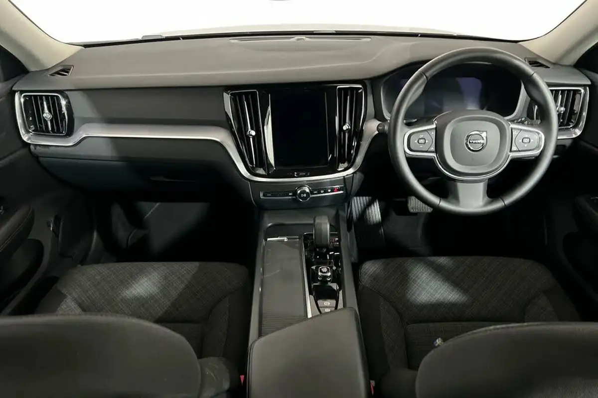 2022-volvo-v60-20-b3-core-big-11