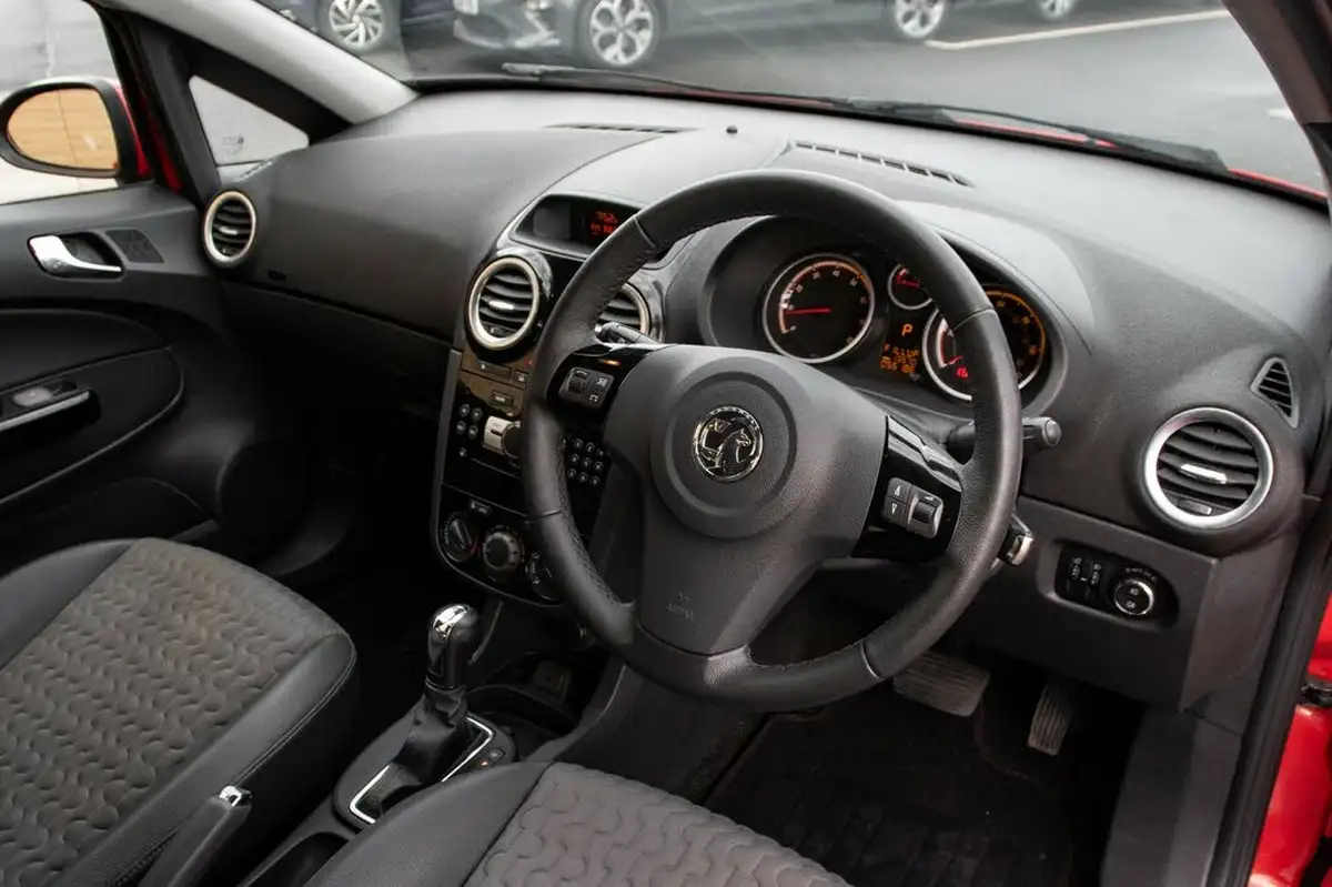 2013-vauxhall-corsa-14-se-100ps-ac-5d-1398cc-auto-big-4