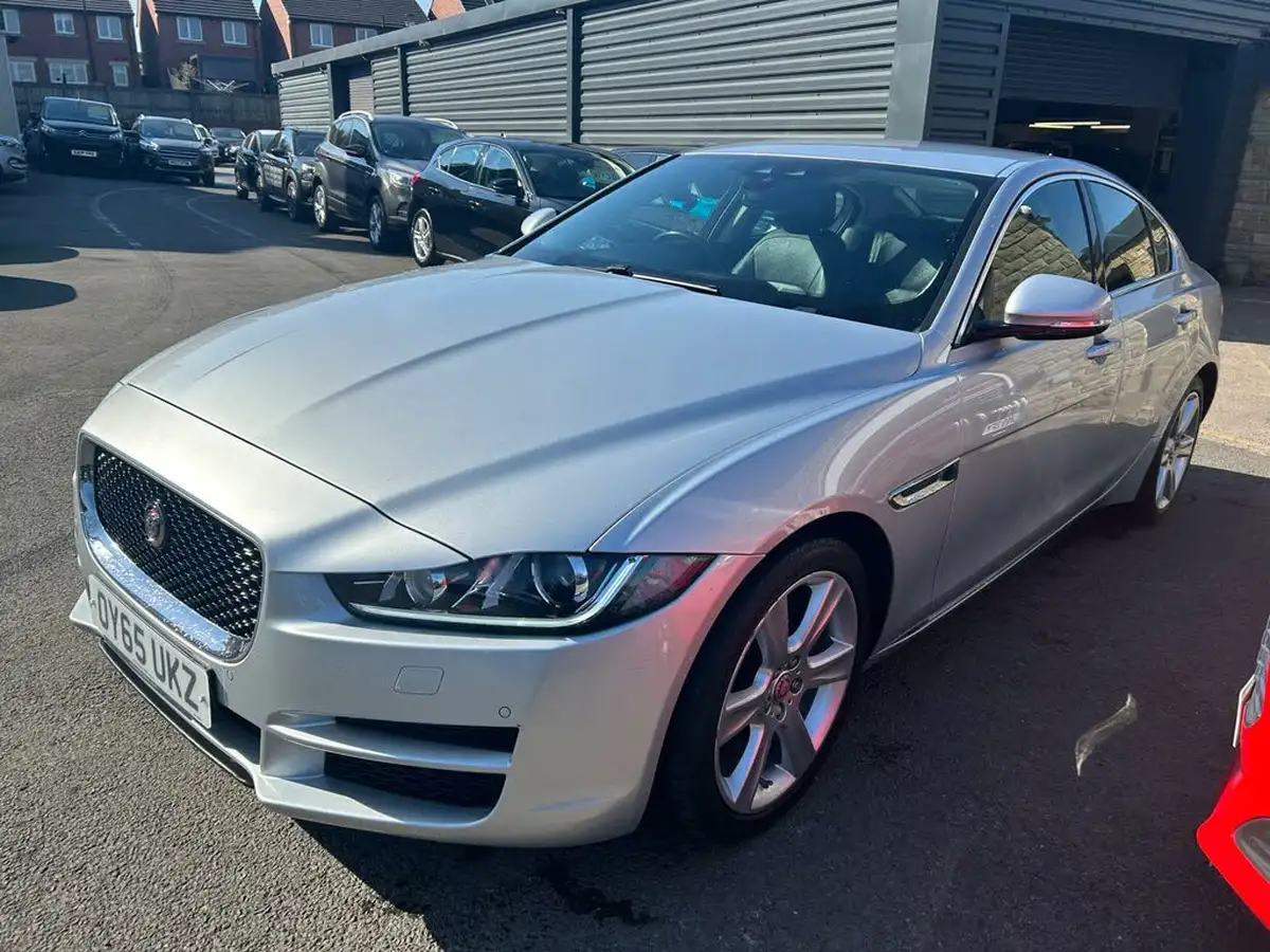 2015-jaguar-xe-20td-portfolio-180ps-auto-big-4