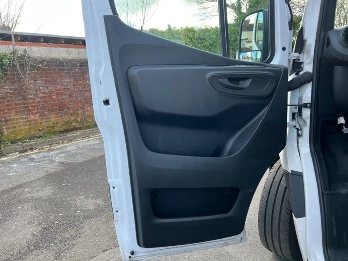 2020-mercedes-benz-sprinter-21cdi-314-l1h1-panel-van-big-40
