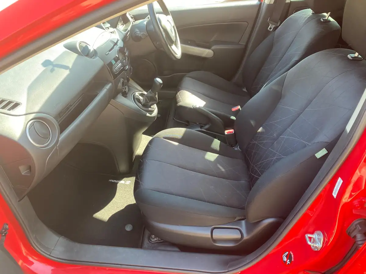2013-mazda-mazda2-13-tamura-5d-big-11