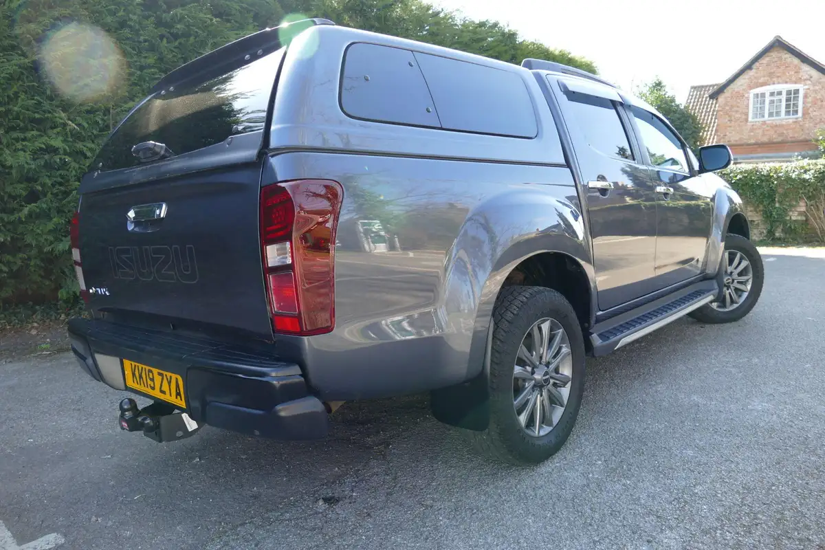 2019-isuzu-d-max-19td-blade-auto-big-2