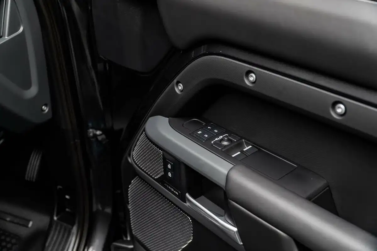 2024-land-rover-90-defender-30-d300-x-dynamic-hse-big-32