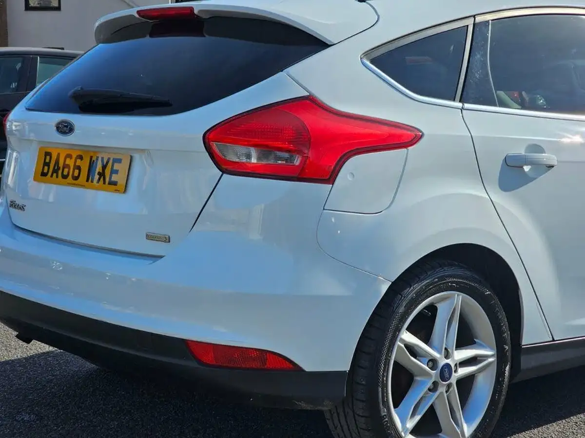 2017-ford-focus-10t-zetec-edition-100ps-hatchback-big-43
