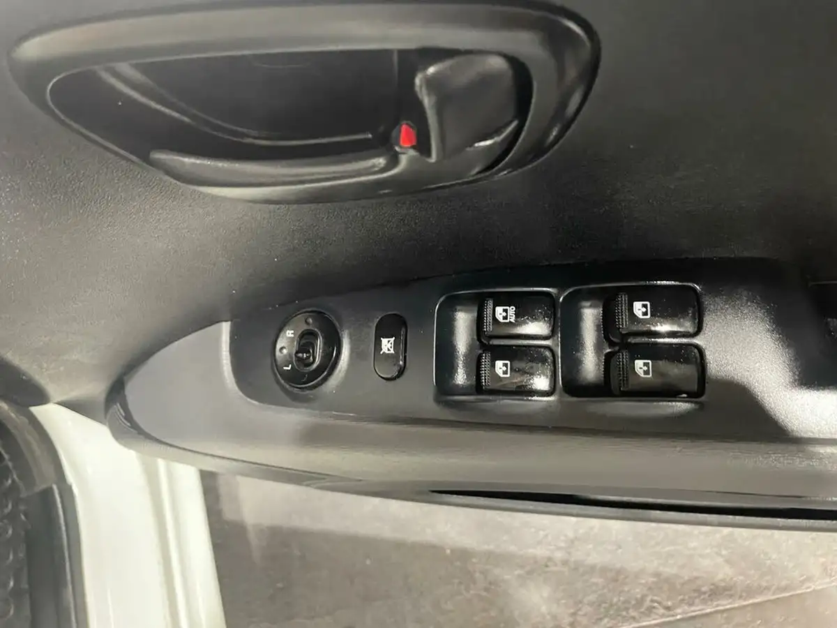 2013-hyundai-i10-12-active-big-10
