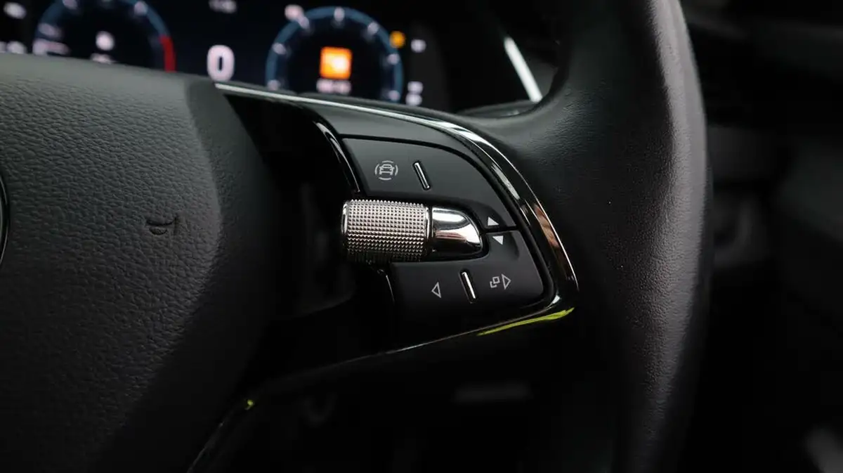2022-skoda-octavia-10-tsi-se-technology-109ps-hatchback-big-23