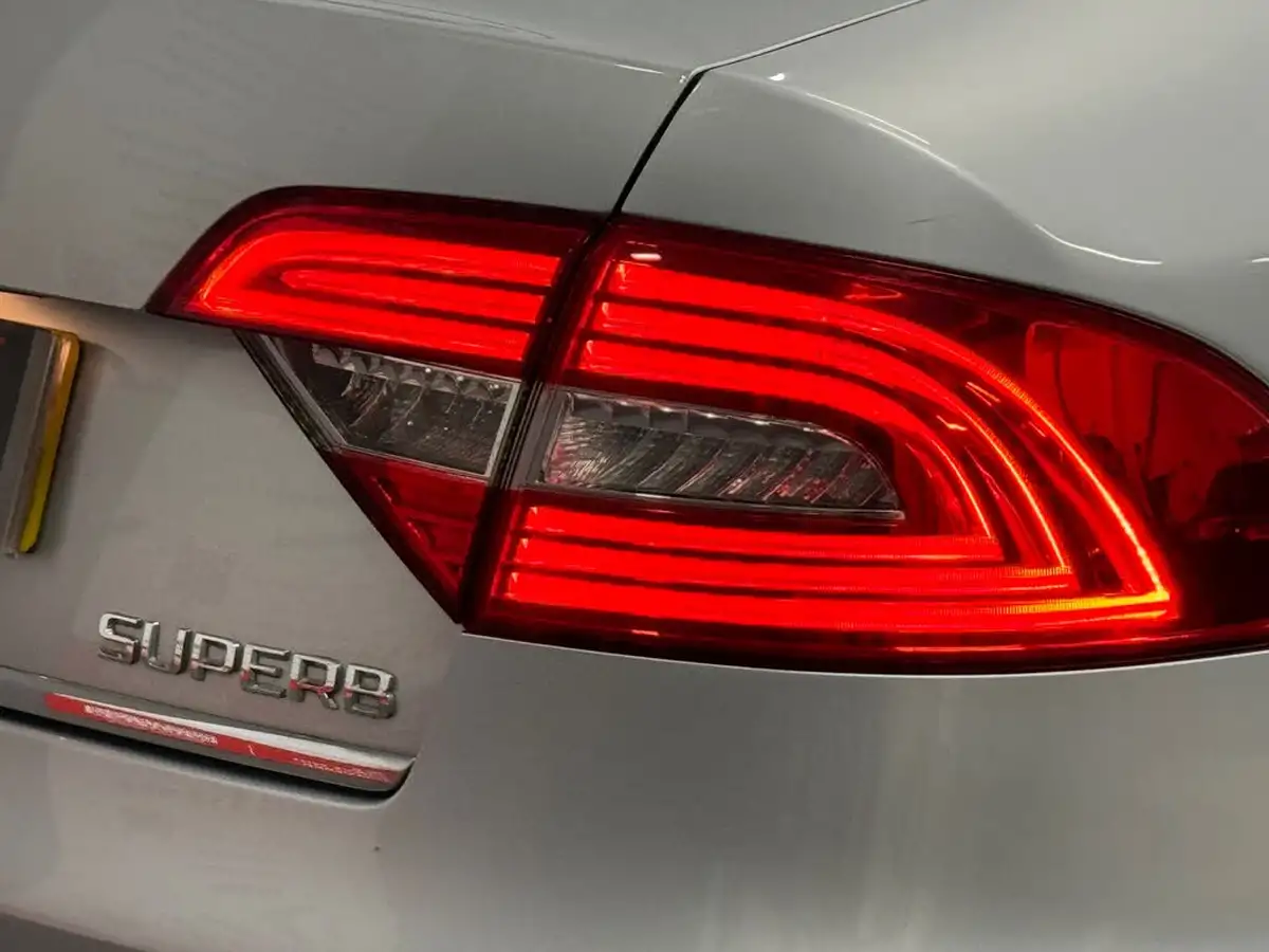 2015-skoda-superb-18-elegance-hatchback-big-30