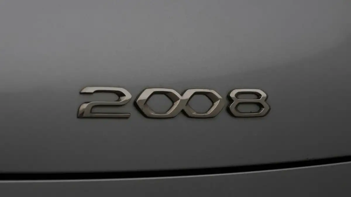 2021-peugeot-2008-suv-e-gt-big-24