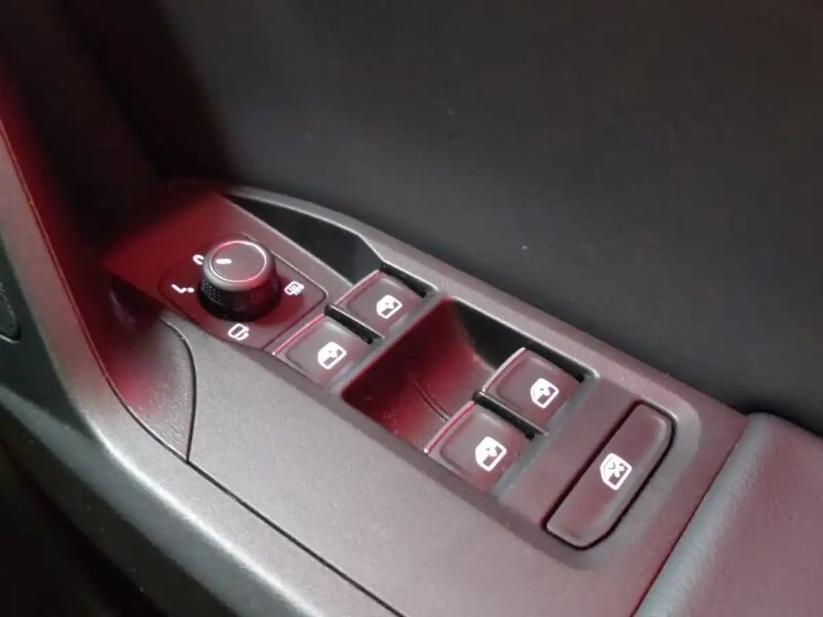2021-seat-leon-14-e-hybrid-fr-hatchback-big-17