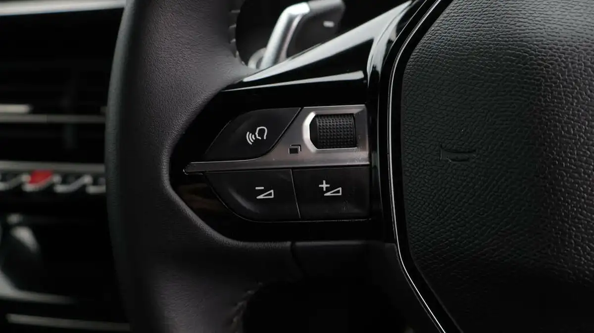 2023-peugeot-2008-suv-12-puretech-allure-premium-130bhp-eat8-big-24