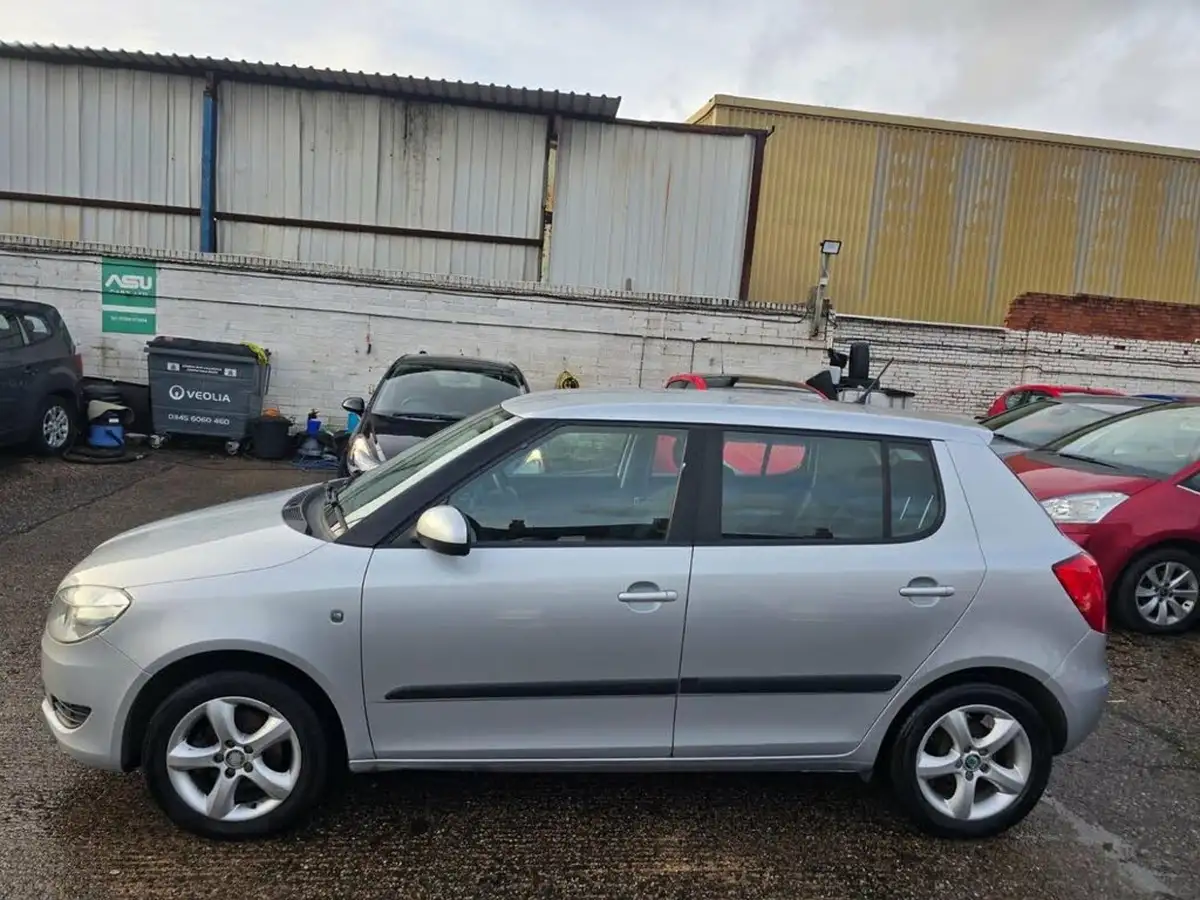 2012-skoda-fabia-12-se-70bhp-hatchback-1198cc-big-5