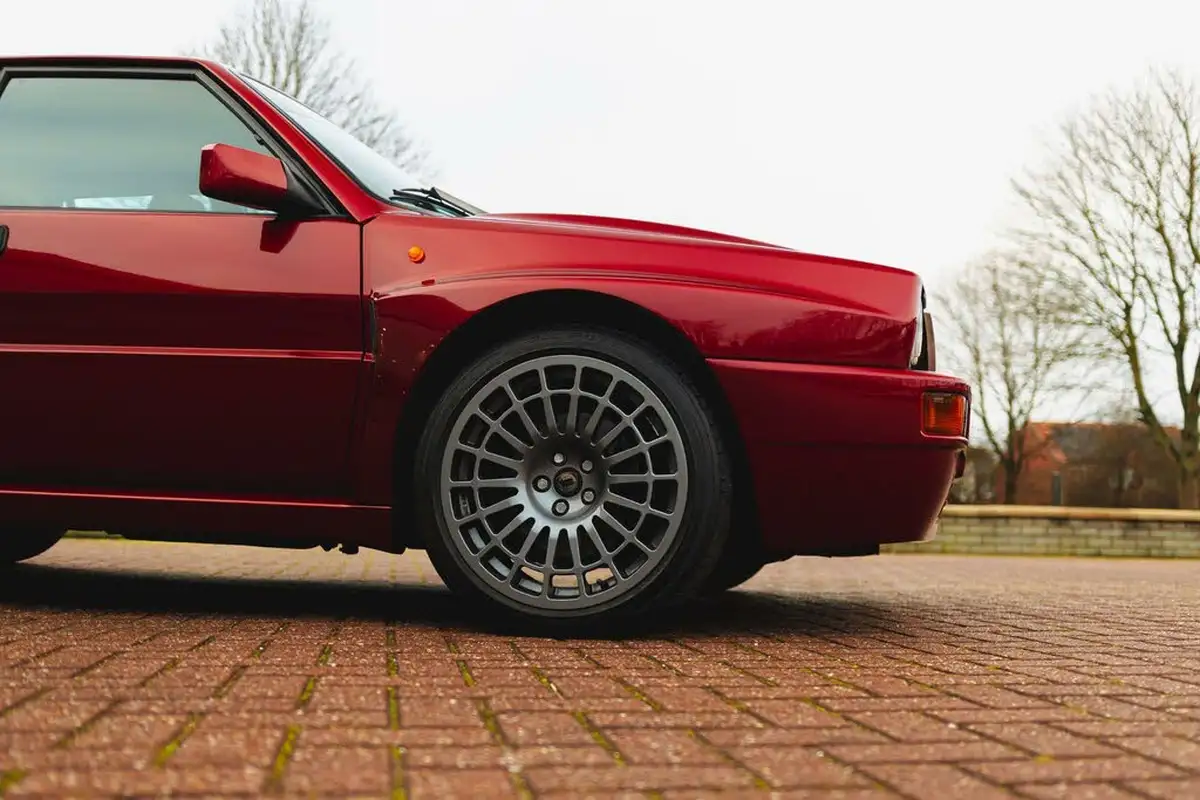 1993-lancia-delta-20-hf-integrale-big-28