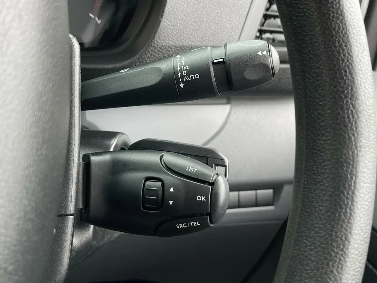 2019-peugeot-expert-15-bluehdi-professional-compact-1000-big-30