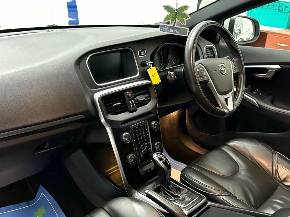 2019-volvo-v40-15-t2-r-design-edition-big-3