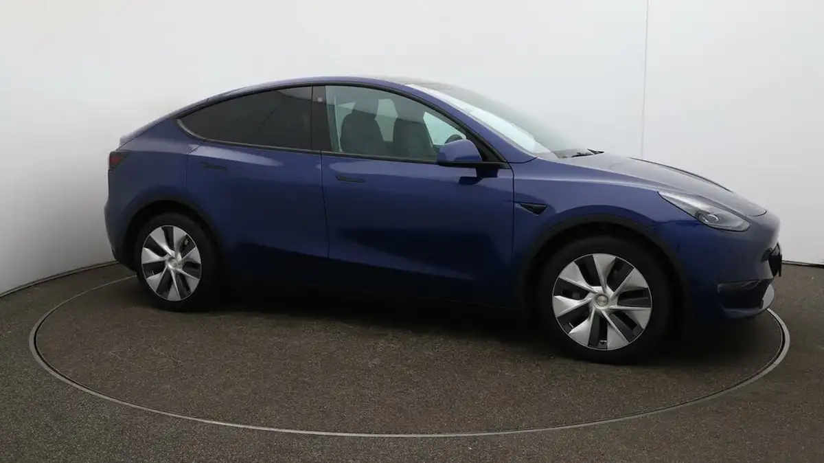 2022-tesla-model-y-e-long-range-big-44