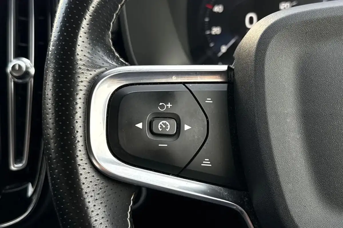 2020-volvo-xc40-20-b4-r-design-awd-big-42