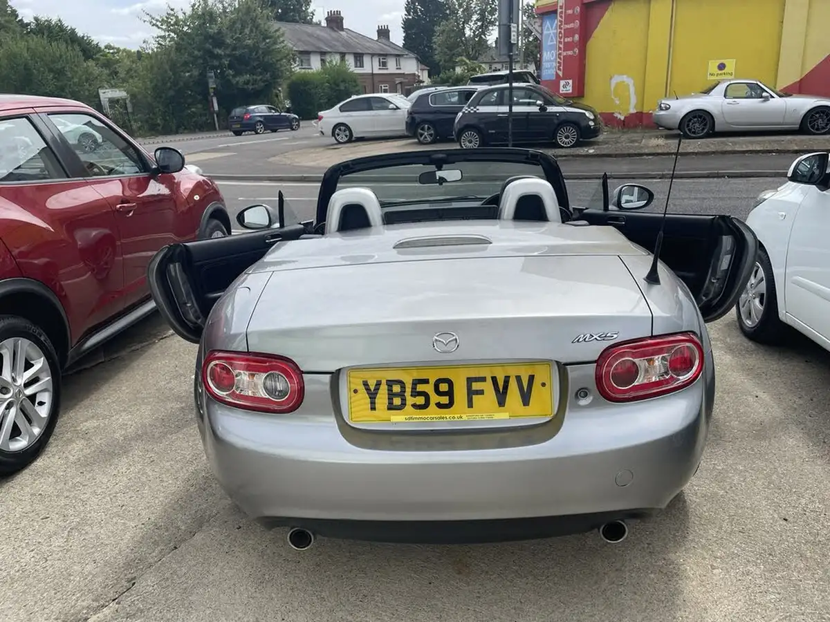 2010-mazda-mx-5-20-roadster-sport-tech-big-16