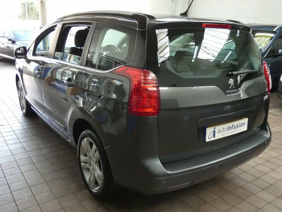 2014-peugeot-5008-16hdi-active-big-13
