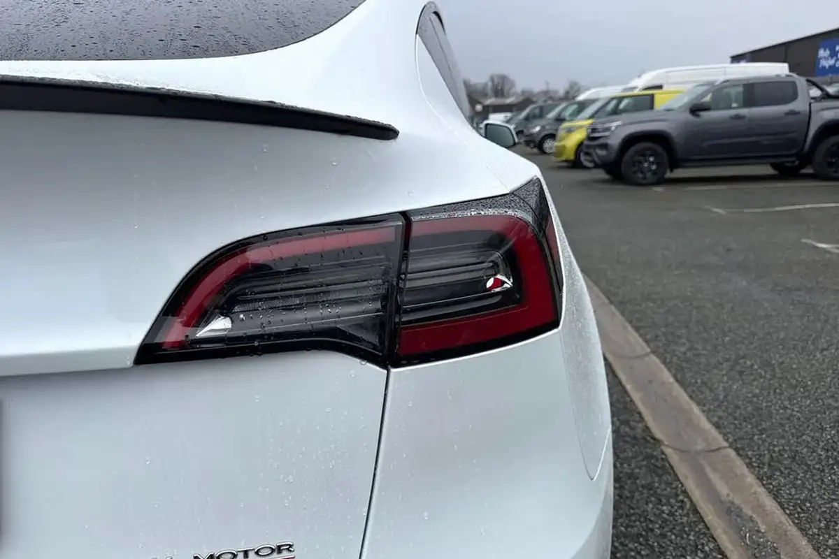 2023-tesla-model-y-e-performance-big-25