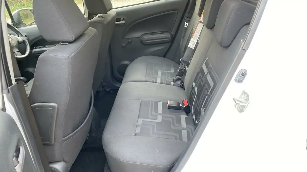 2012-suzuki-splash-10-sz2-big-28