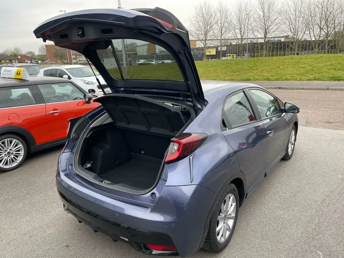 2016-honda-civic-16-i-dtec-se-plus-navi-hatchback-big-9