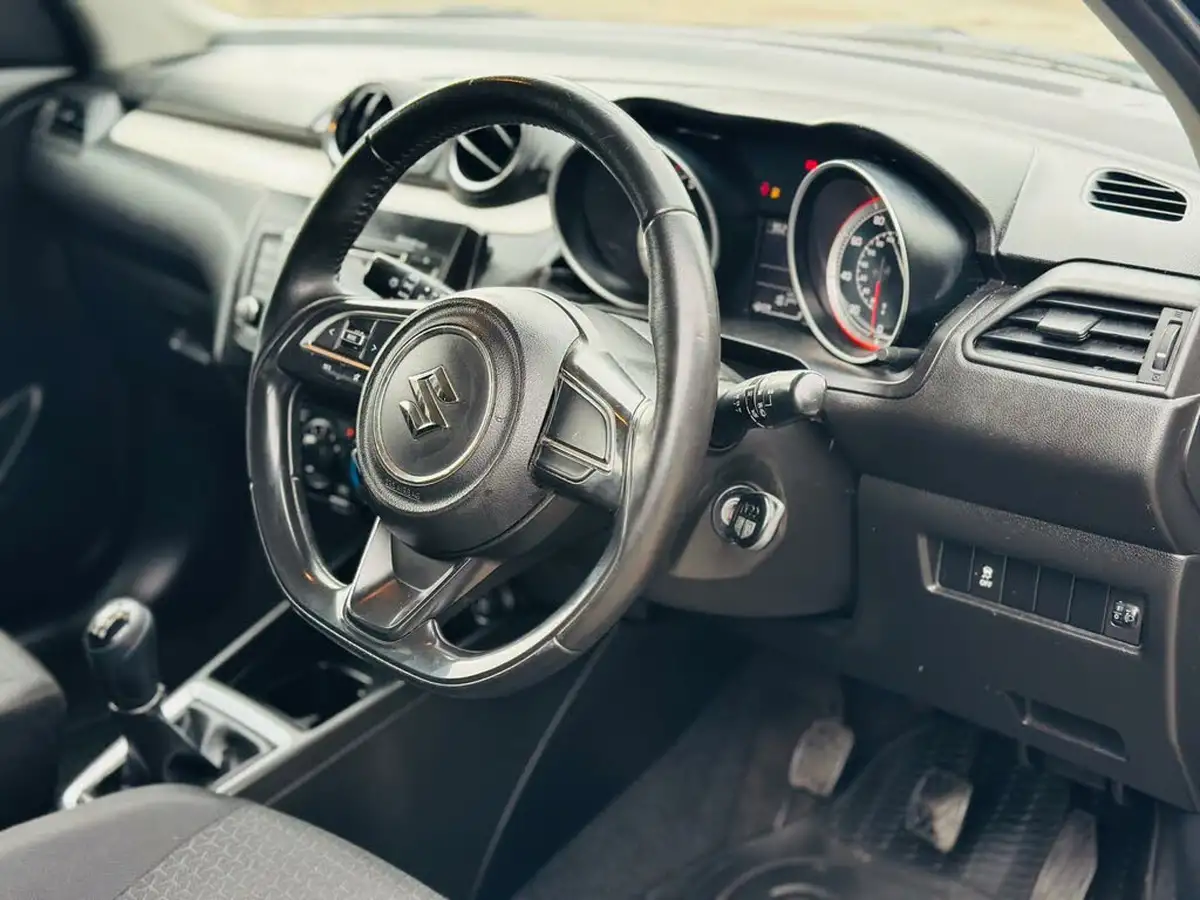 2019-suzuki-swift-12-dualjet-attitude-big-22