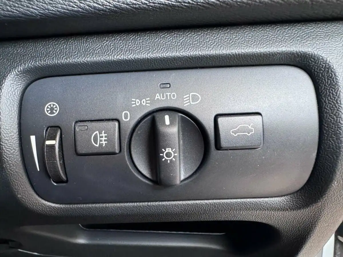 2016-volvo-v40-20td-d4-inscription-geartronic-big-28